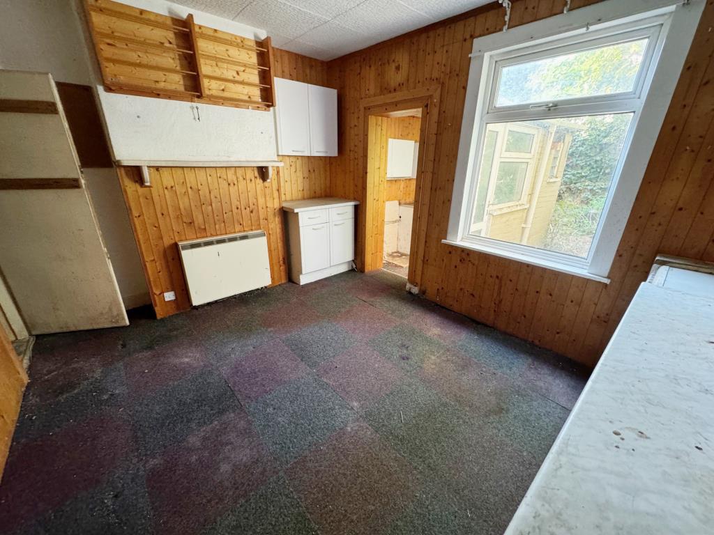 Lot: 1 - TERRACE HOUSE FOR IMPROVEMENT - Dining Room